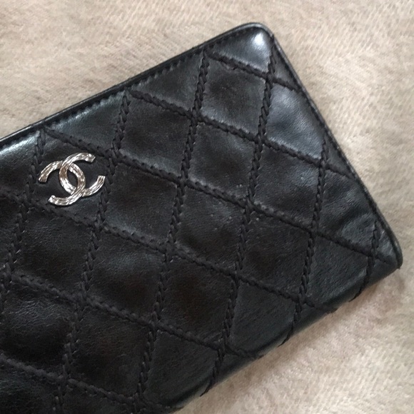 CHANEL Black Calfskin Wallet Quilted Stitching - Picture 4 of 16